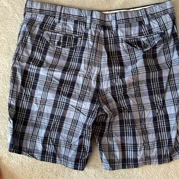 Men’s Tommy Hilfiger shorts. Great for golf or a dressier look. - Picture 5 of 5
